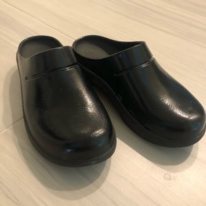 Oofos clogs in black patent-men’s 7, women’s 9